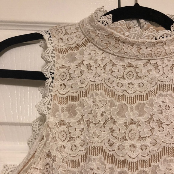 Cute lace dress, with high collar - Picture 4 of 6